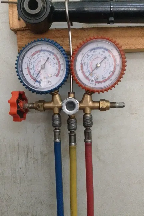 Manifold Gauge. Regassing 