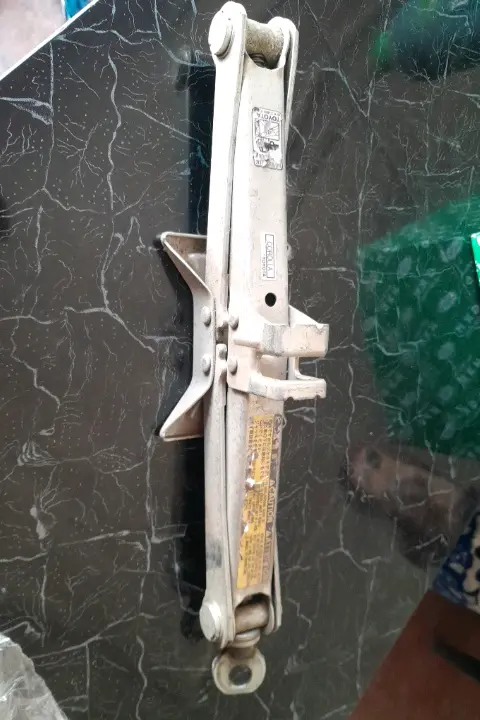 Corolla Toyota scissors jack