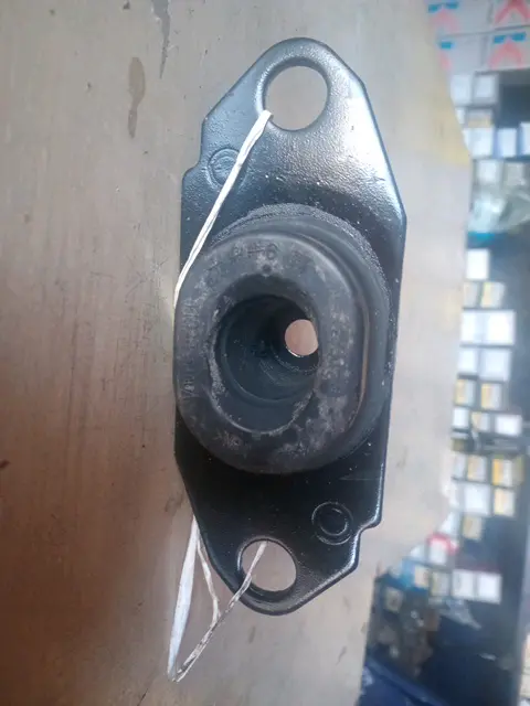 Engine mounting 